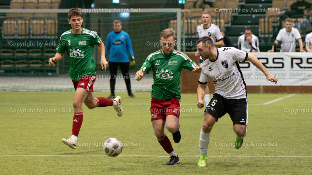Halbfinale 2 - TS Einfeld vs MTSV Hohenwestedt | Max Schlüter (Einfeld #5) / Jan-Ole Belz (MTSV #3) &amp; Jorit Rathje (MTSV #21) // 44. RS-Reifenhandel-Cup 2024/ Halbfinale 2 - TS Einfeld vs MTSV Hohenwestedt / Holstenhalle 1 / Neumünster / 26.12.24 - Realisiert mit Pictrs.com