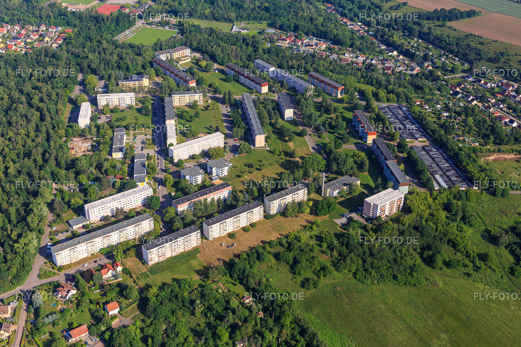 Plattenbausiedlungen im Musikerviertel | Luftbild: Plattenbausiedlungen im Musikerviertel in Hettstedt im Bundesland Sachsen-Anhalt in Deutschland. Foto: IMG_148165.jpg vom 12.06.2025 durch Werner Riehm/FLY-FOTO.de - Realisiert mit Pictrs.com