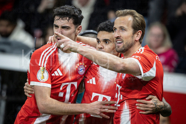 DFB Cup semifinal match Bayer 04 Leverkusen vs. FC Bayern Munich, 22.04.2026 | LEVERKUSEN, GERMANY - APRIL 22, 2026: Harry Kane (FC Bayern Muenchen, 8) celebrates scoring his team's first goal with teammates  during the German DFB Cup semifinal match between Bayer 04 Leverkusen vs. FC Bayern Munich at BayArena on April 22, 2026 in Leverkusen, Germany. DFL REGULATIONS PROHIBIT ANY USE OF PHOTOGRAPHS AS IMAGE SEQUENCES AND/OR QUASI-VIDEO.