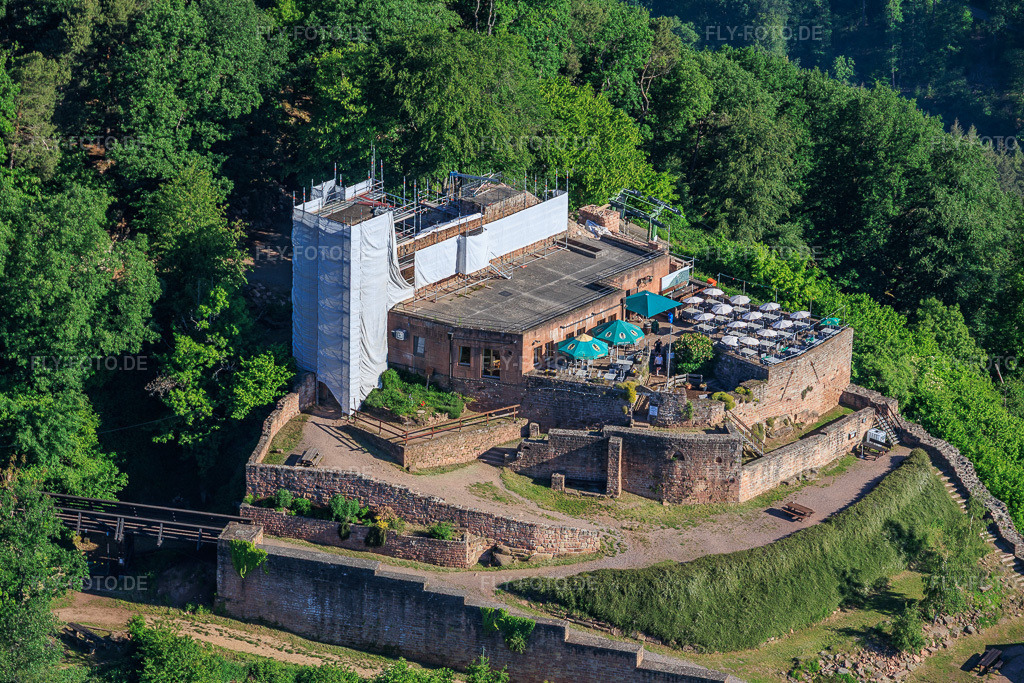 Luftbild: Burgruine Rietburg mit eingerüstetem Turm in Rhodt unter Rietburg im Bundesland Rheinland-Pfalz in Deutschland.Foto: IMG_156728.jpg vom 23.05.2026 durch Werner Riehm/FLY-FOTO.deAuflösung des Originals: 5734 x 3823 px