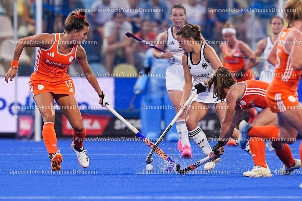 xydrx11082503027 | 11.08.2025, xydrx, Frauen EuroHockey Championship 2025, Gruppenphase, Gruppe A, Deutschland - Niederlande, Sparkassenpark Mönchengladbach: Johanna Hachenberg (GER #25) im Zweikampf gegen Frederique Matla (NED #15) und Lisa Post (NED #5)