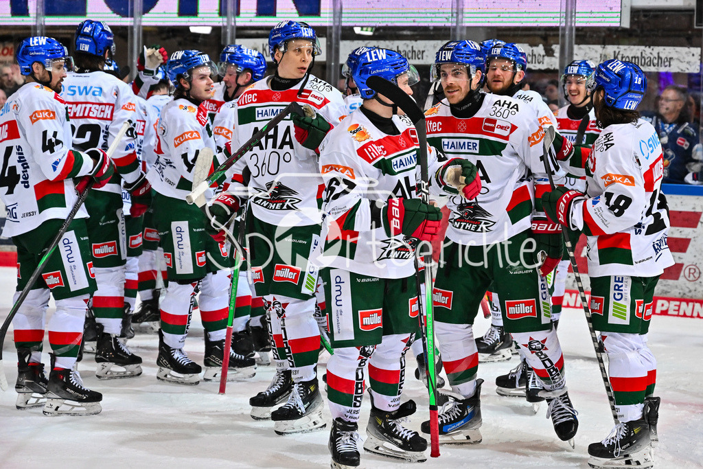 Iserlohn Roosters - Augsburger Panther | Die Augsburger Panther feuen sich ueber den Nichtabstieg in Iserlohn / Abstieg / Absteiger / DEL: Iserlohn Roosters - Augsburger Panther, Eissporthalle Iserlohn am 07.03.2025