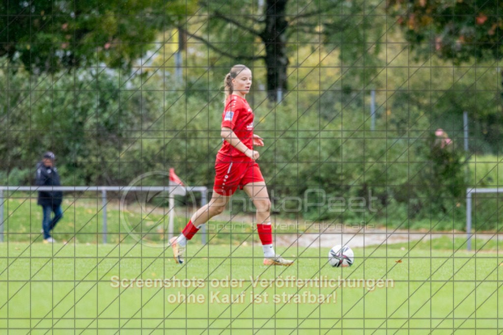 20251004_142138_0262 | #,1.FC Donzdorf (rot) vs. FC Freiburg-St. Georgen (grau), Fussball, EnBW-Oberliga B -Juniorinnen, 04. Spieltag, Saison 2025/2026, Rasenplatz, Lautertal Stadion, Süßener Straße 16, 73072 Donzdorf, 04.10.2025 - 14:00 Uhr,Foto: PhotoPeet-Sportfotografie/Peter Harich