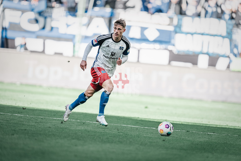 Fußball | Männer | Saison 2023/2024 | 2. Fußball-Bundesliga | 26. Spieltag | Hamburger SV vs. SV Wehen Wiesbaden | 17.03.2024 | Miro Muheim (#28, HSV) am Ball