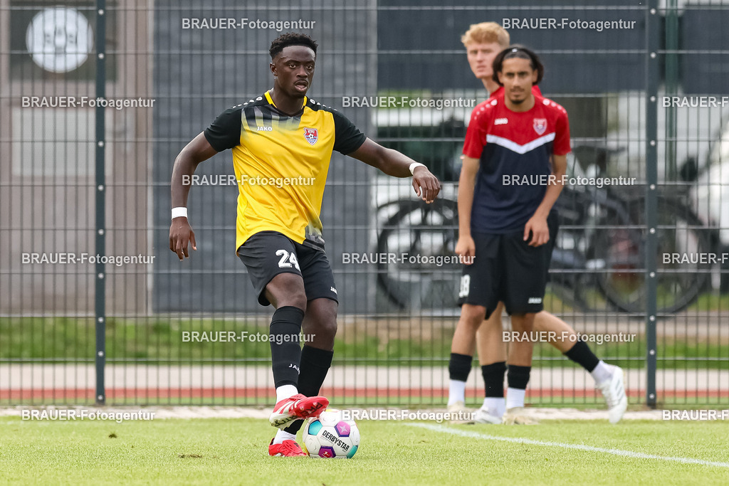 1_SVSKFC_20250726_1025.JPG -  - SV Schermbeck - KFC Uerdingen  - Testspiel | Schermbeck, Deutschland, 26.07.25: Kingsley Helmut Marcinek (KFC Uerdingen) in Aktion, am Ball, Einzelaktion während des Testspiel Spiels zwischen SV Schermbeck - KFC Uerdingen  in der Volksbank Arena am 26. July 2025 in Schermbeck, Deutschland. (Foto von Stefan Brauer/Brauer-Fotoagentur)