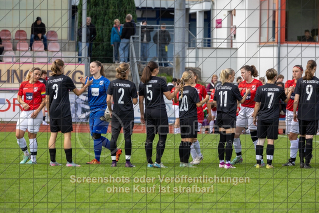20250928_130258_0033 | #,1.FC Donzdorf (schwarz) vs. TV Derendingen (rot), Fussball, Frauen-Verbandsliga Württemberg, 03. Spieltag, Saison 2025/2026, Rasenplatz Lautertal Stadion, Süßener Straße 16, 73072 Donzdorf, 28.09.2025 - 13:00 Uhr,Foto: PhotoPeet-Sportfotografie/Peter Harich