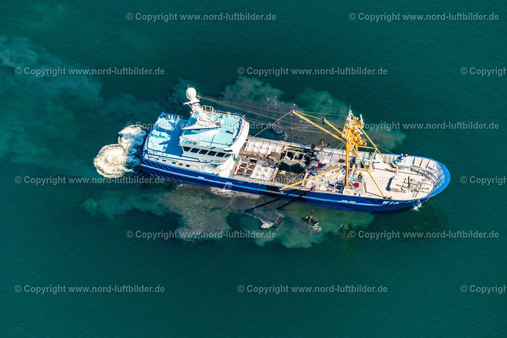Sylt_Muschelkutter_Wyk3_Trijntje_ELS_8726130822 | HöRNUM (SYLT) 13.08.2022 Muschelkutter Schiff "Trijntje" WYK 3 "beim Schleppnnetz fischen der Miesmuschel an der Ostselte der Insel (Sylt) im Bundesland Schleswig-Holstein, Deutschland. // Mussel cutter ship "Trijntje" WYK 3" trawling the mussel on the eastern side of the island (Sylt) in the state Schleswig-Holstein, Germany. Foto: Martin Elsen