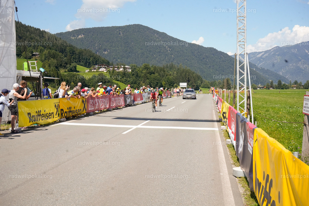 716_20230817_Bewerb_Maenner_Muehlanger | AUT - OESTERREICH, 2023-08-16: SPORT RENNRAD-FAHREN - 55. INTERNATIONALER RADWELTPOKAL IN ST. JOHANN IN TIROL  - Vintage-Radrennen mit WM-Bronze-Medaillen-Siegerin Christina Schweinberger, den Teilnehmer und Alexander Baumann (vom Orginastions-Team) - TAG 2 BEWERB MAENNER IN SECHS GRUPPEN  ; Foto: Roland Muehlanger