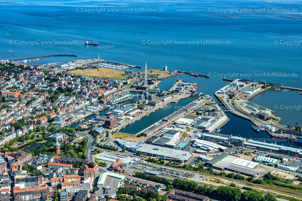 Cuxhaven_Hafen_ELS_9800130822 | CUXHAVEN 13.08.2022 Hafenanlagen und Hafenbereich an der Elbmündung in Cuxhaven im Bundesland Niedersachsen. Cuxhaven ist wichtige Hafenstadt mit Fischereihäfen, Reedereien und Zentralen der Schifffahrt. Im Vordergrund liegt der Amerikahafen und der Landwehrkanal. // Docks and terminals of the harbour at the mouth of the river Elbe in Cuxhaven in the state of Lower Saxony. Foto: Martin Elsen