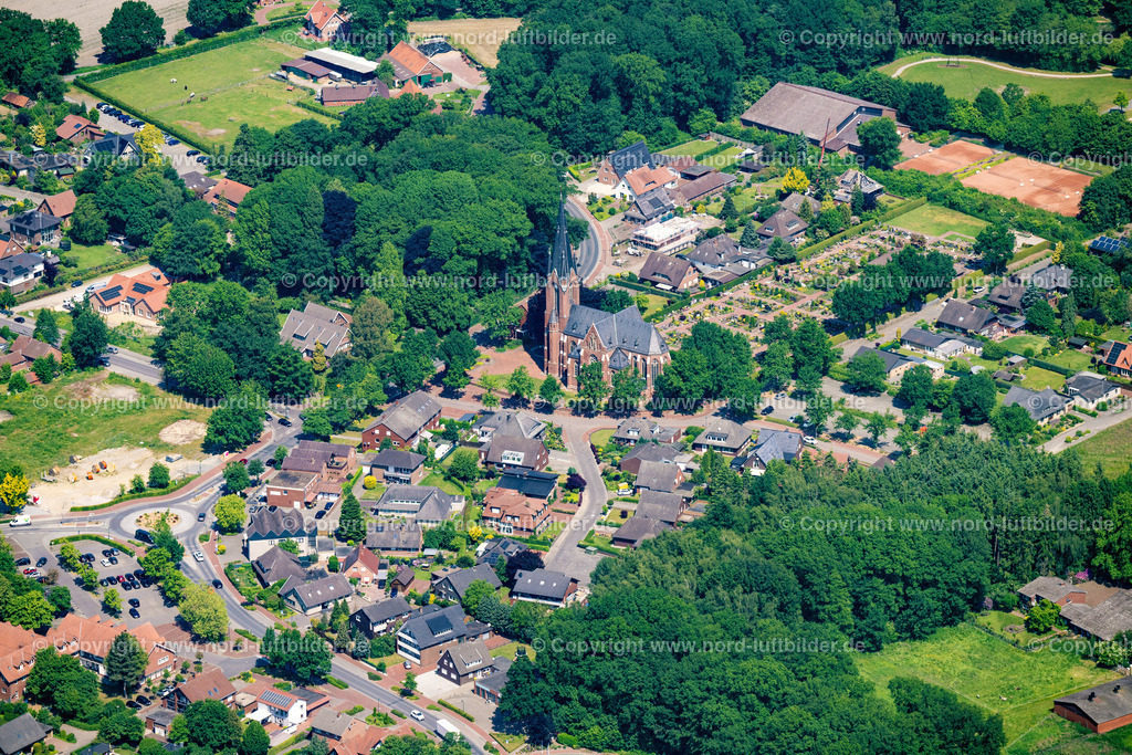 Cappeln_Kirche_ELS_0817050623 | CAPPELN (OLDENBURG) 05.06.2023 Stadtansicht des Innenstadtbereiches in Cappeln (Oldenburg) im Bundesland Niedersachsen, Deutschland. // City view on down town in Cappeln (Oldenburg) in the state Lower Saxony, Germany. Foto: Martin Elsen