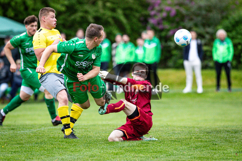 FC Seeshaupt gegen SV Bernried | Fußball A-Klasse Herren Oberbayern Zugspitze Gruppe 5 2025/26, FC Seeshaupt gegen SV Bernried, 20250504,Torchance Denis SULZMANN (FC Seeshaupt 17),2025-05-04 in Seeshaupt (Sportplatz Seeshaupt Platz 1), Denis SULZMANN (FC Seeshaupt 17), Kilian BRENNAUER (SV Bernried Torwart 1)Copyright: WolfgangxLindner www.foto-lindner.de