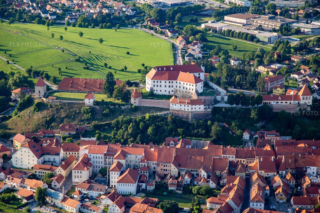 Vue aérienne: Château Ptuj/Grad Ptuj au-dessus de la vieille ville à Ptuj dans le département Slovénie, Slovénie. Photo: IMG_137318.jpg prise le 08/07/2023 par Werner Riehm/FLY-FOTO.euRésolution de l'original: 5472 x 3648 px
