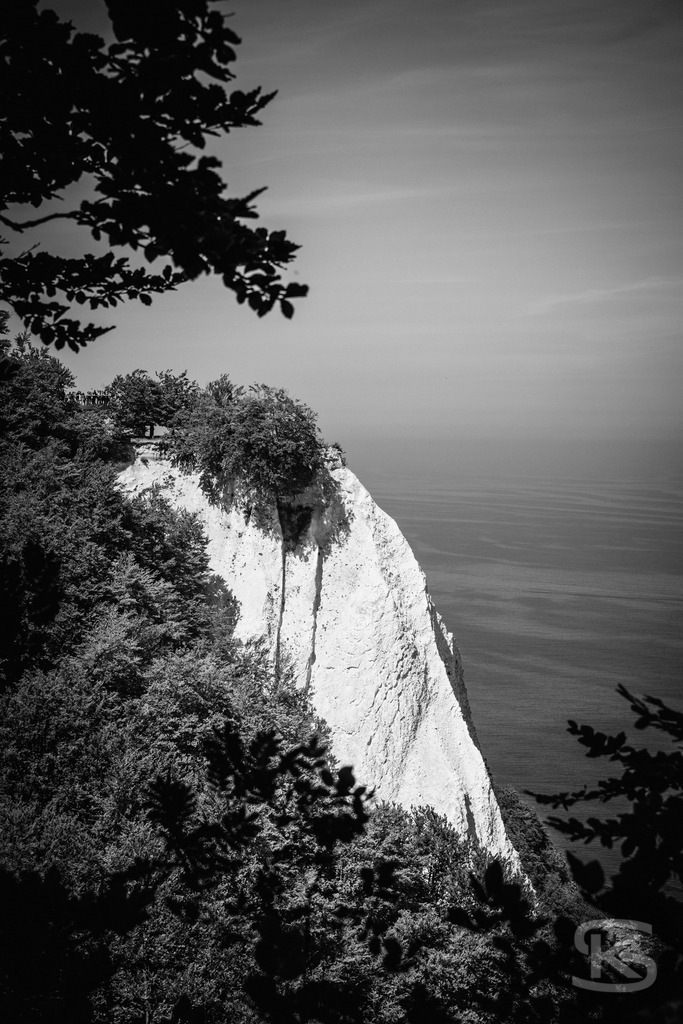 Kreidefelsen auf Rügen – Ausblick im Nationalpark Jasmund | Atemberaubender Ausblick auf die berühmten Kreidefelsen im Nationalpark Jasmund auf der Insel Rügen. Die weißen Steilküsten, umgeben von Buchenwald und der Ostsee, zählen zu den eindrucksvollsten Naturwundern Deutschlands. - Realisiert mit Pictrs.com