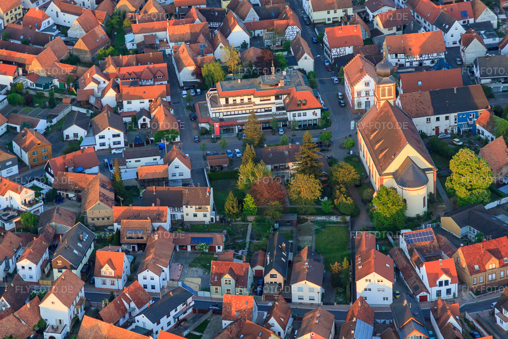 Luftbild: Kirche Hagenbach und Sparkasse Südpfalz in der Ludwigstraße in Hagenbach im Bundesland Rheinland-Pfalz in Deutschland. Foto: IMG_64467.jpg vom 17.04.2014 durch Werner Riehm/FLY-FOTO.deSparkasse Südpfalz