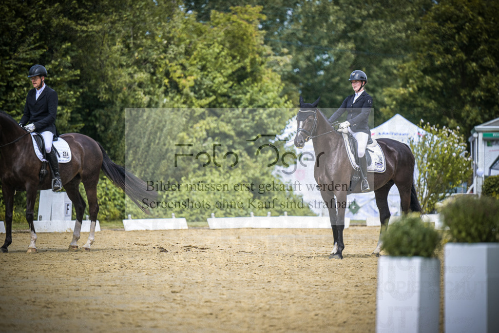 DOS_2643 | Entdecke hochwertige Reitturnierfotos von Foto Oger. Professionell, emotional und authentisch – jetzt Lieblingsmomente im Shop bestellen.Deutschlandweite Turnierfotografie. - Realisiert mit Pictrs.com