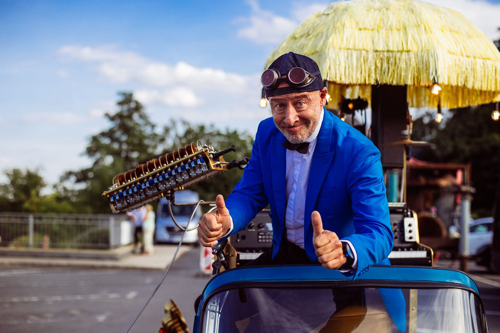 Universal Druckluft Orchester | Das Universal Druckluft Orchester mit Peter Till am Forte Belvedere Leisnig zum Festival Hallo Leisnig 2022. - Realisiert mit Pictrs.com