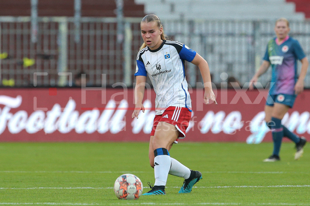 Fussball, DFB-Pokal Frauen, FC St. Pauli - Hamburger SV | v.li.: Svea Stoldt (Hamburger SV, 8) am Ball, Einzelbild, Ganzkörper, Aktion, Action, Spielszene, DIE DFB-RICHTLINIEN UNTERSAGEN JEGLICHE NUTZUNG VON FOTOS ALS SEQUENZBILDER UND/ODER VIDEOÄHNLICHE FOTOSTRECKEN. DFB REGULATIONS PROHIBIT ANY USE OF PHOTOGRAPHS AS IMAGE SEQUENCES AND/OR QUASI-VIDEO.