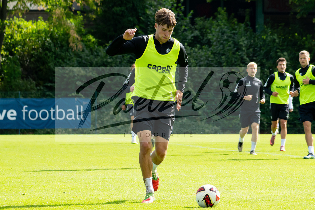20260909_TRAOSN_0050 | Fußball, Herren: Bernd Riesselmann (VfL Osnabrück) in Aktion, am Ball, Einzelaktion beim Training des VfL Osnabrück am 09.09.2026 im Sportpark Illoshöhe in Osnabrück, Deutschland.(Foto von Nico Paetzel) - Realisiert mit Pictrs.com