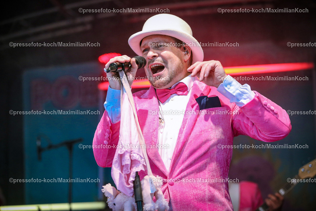 Due22062488016 | 22.06.2024, Düsseldorf, Konzert Porno Al Forno, HEUKING Mittsommer-Renntag - Die düsseldorfer Pop-Band performt bei ihrem Konzert auf der Rennbahn Grafenberg und begeistert die zahlreichen Fans