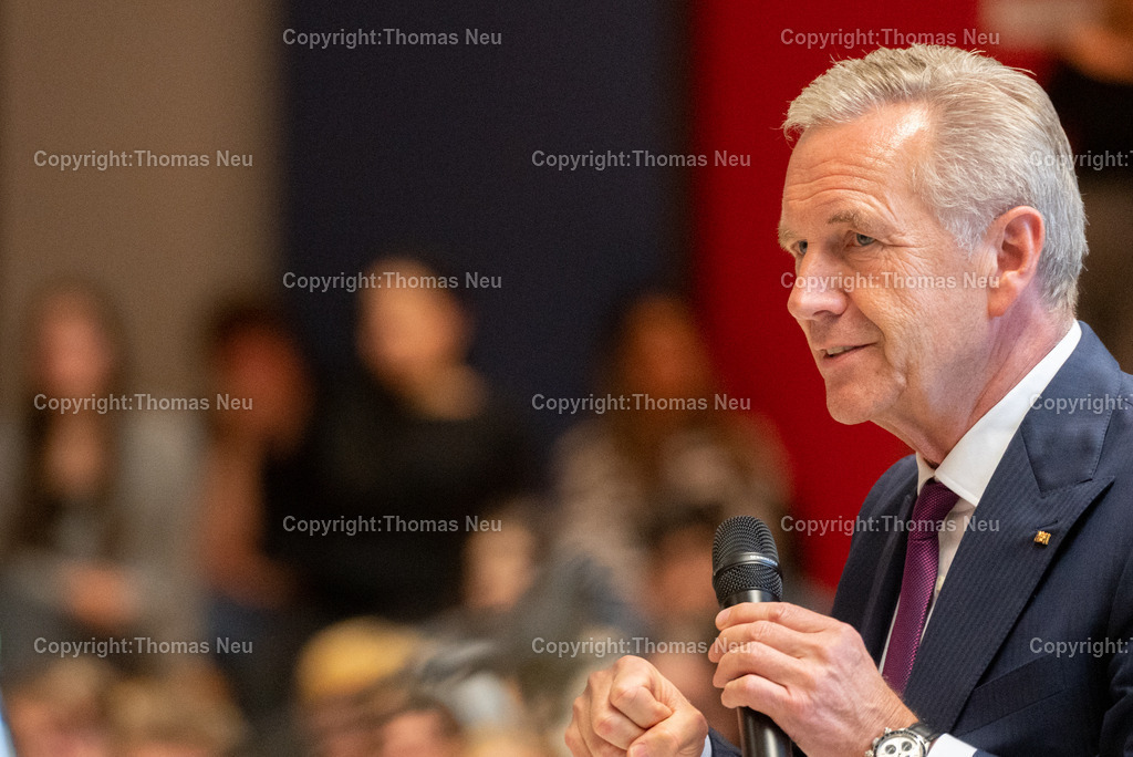 Bundespräsident-Christian-Wulff-GSS-45 | Christian Wulff, Bundespräsident a.D., Besuch, Geschwister-Scholl-Schule Bensheim, Bensheim, Bergstraße, Schule, Politik, politische Bildung, Demokratie, Wertevermittlung, Vortrag, Rede, Diskussion, Schüler, Lehrkräfte, Aula, Veranstaltung, Begegnung, Ehrengast, Gesellschaft, Zeitgeschehen, Politik an Schulen, Hessen,, Bild: Thomas Neu