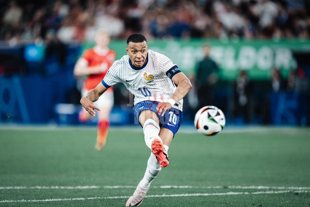 Fußball | Herren | UEFA-Fußball-Europameisterschaft 2024 | Gruppe D | Österreich vs. Frankreich | 17.06.2024 | Kylian Mbappe (#10, Frankreich) schießt aufs Tor