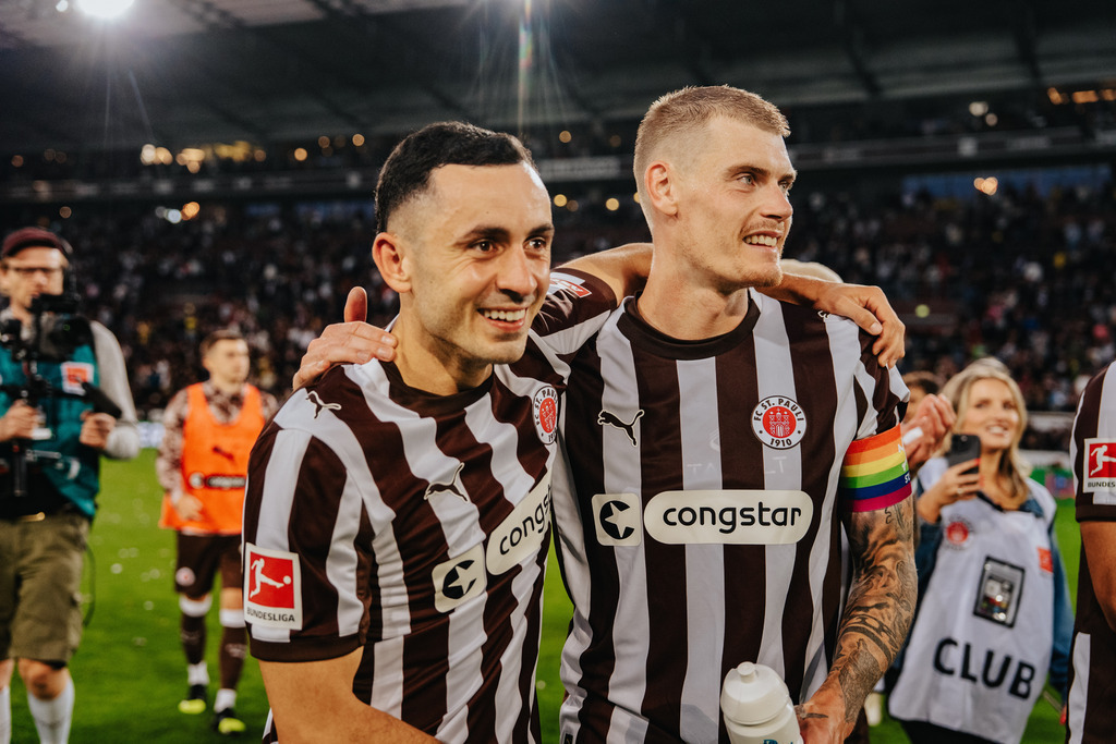 FCS02521 | Der offizielle Shop für FC St. Pauli Fotos. Wähle aus Spielszenen & Fanmomenten dein FCSP Wunschformat. Wir liefern Millerntor-Atmosphäre.