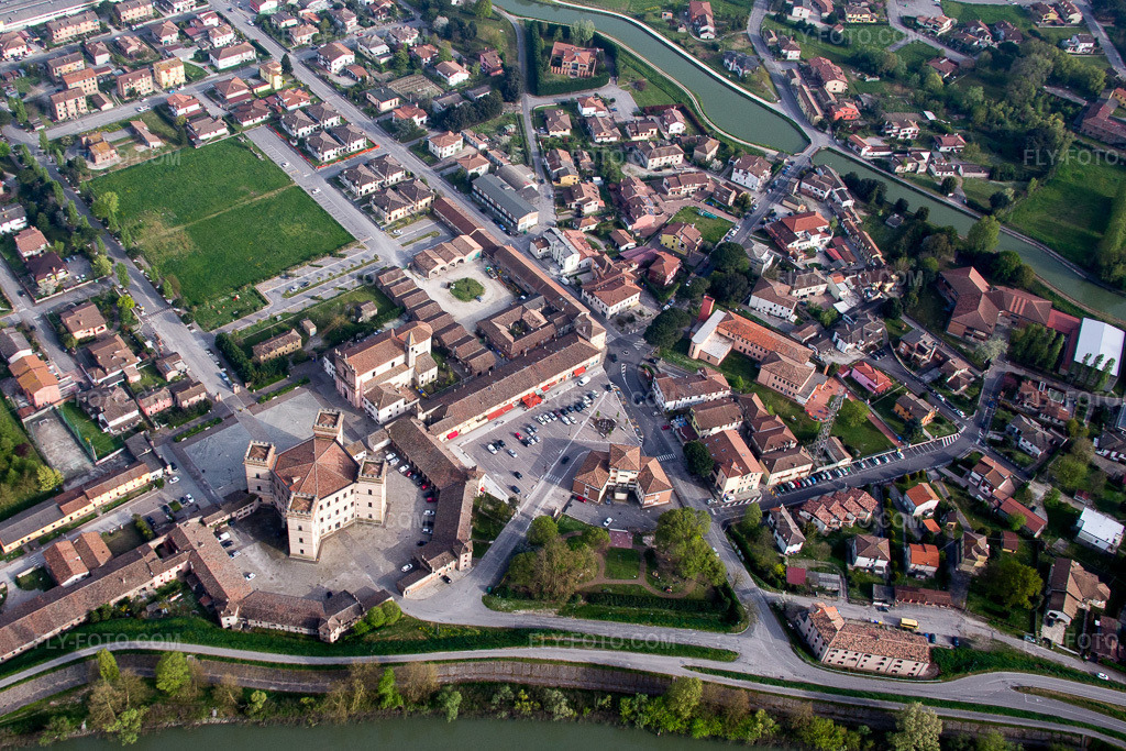 Aerial view: View of the town in Mesola in the state Ferrara, Italy.Photo: IMG_087306.jpg taken on 04/05/2016 by Werner Riehm/FLY-FOTO.comResolution of the original: 4234 x 2823 px