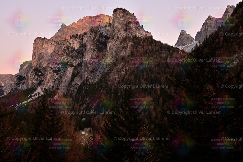 Die Ciastel de Chedul im Abendrot | Die kleine Silvesterkapelle im Langental bei Wolkenstein, steht unter der mächtigen Ciastel de Chedul , deren Gipfel im Abendrot erstrahlt.