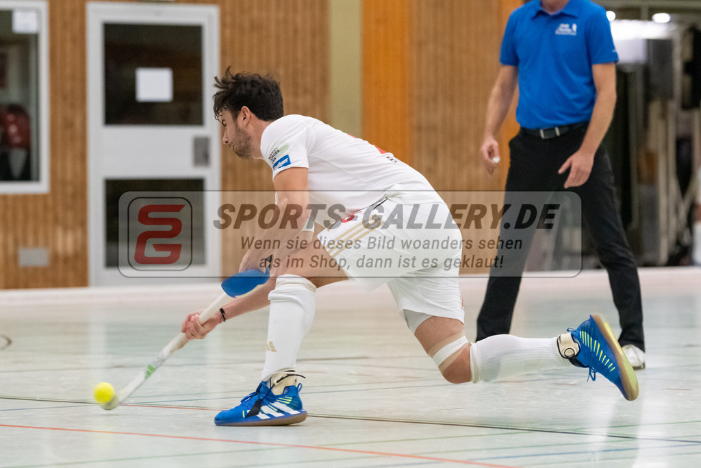 SFE_20240113_0058 | Mülheim, Deutschland, 13.01.2024: Elian Mazkour (Rot-Weiss Köln) in Aktion waehrend des Spiels der Halle 1. Bundesliga Herren zwischen Uhlenhorst Mülheim vs Rot-Weiss Köln im Sporthalle Lehnerstr. (HTCU) am 13.01.2024 in Mülheim, Deutschland. (Foto von Stephan Fehrmann)

Mülheim, Germany, 13.01.2024: Elian Mazkour (Rot-Weiss Köln) in action during the game of Halle 1. Bundesliga Herren between Uhlenhorst Mülheim vs Rot-Weiss Köln in Sporthalle Lehnerstr. (HTCU) at 13.01.2024 in Mülheim, Deutschland. (Foto von Stephan Fehrmann)