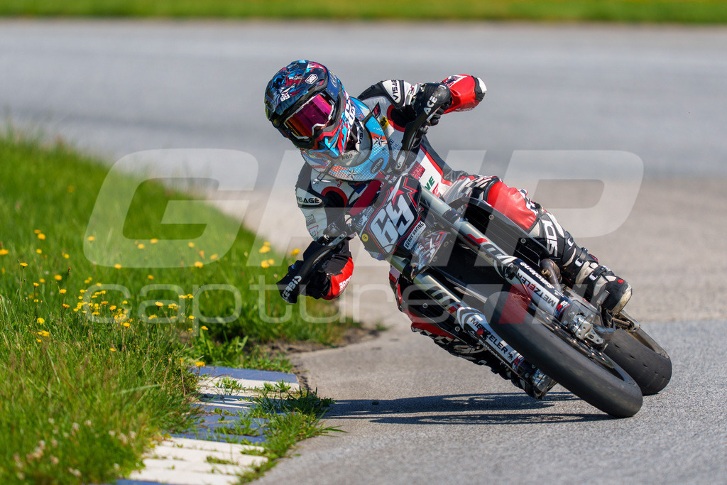 SuperMoto_Staatsmeisterschaft_Greinbach_278 | GRIPcapture steht für authentische Sportfotografie in Österreich – für Momente, die mehr sind als Geschwindigkeit oder Ergebnis. Es geht um Emotion, Spannung, Fokus und den Augenblick, der oft nur einen Wimpernschlag dauert.Ob Motorsport, Teamsport oder 