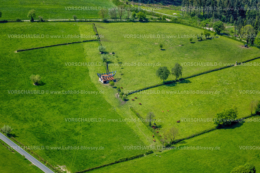 Nieheim240504613BootImHaus | Luftbild, Kuhstall auf einer Wiese mit Boot auf und im Haus als Kunstwerk vom Künstler Ilan Averbuch, NSG Naturschutzgebiet Hinnenburger Forst mit Emder Bachtal mit Wiesen und Feldern, Erwitzen, Nieheim, Ostwestfalen, Nordrhein-Westfalen, Deutschland