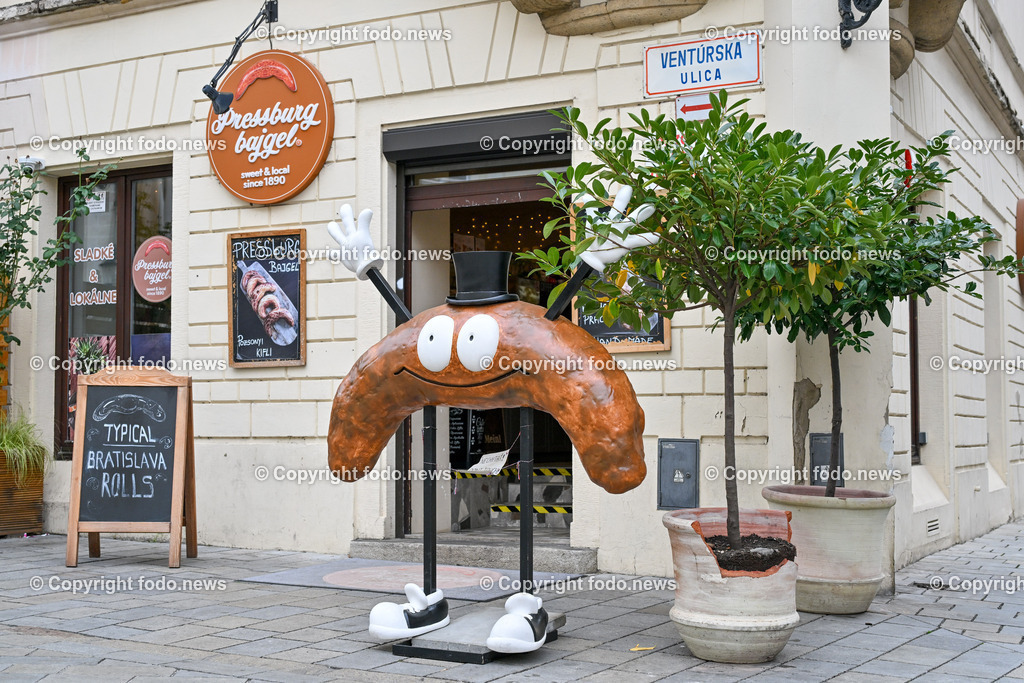 Slowakei_ Bratislavsky kraj_ Bratislava_ 08.10.2024-20 | 08.10.2024, Slowakei, SVK, Bratislavsky kraj, Bratislava, im Bild Bratislava, Stadtansichten, Gebauede, Sehenswurdigkeiten, Tourismus, Touristen, Cafe, Denkmal, Strasse, Donau, Bruecke, Schiff, Burg, Hrad, Ufo, Restaurant, Souvenier, Menschen, Bahnhof, Zug, Hauptstadt