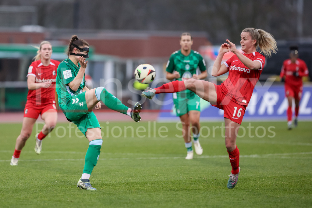 Fussball, Google Pixel Frauen-Bundesliga, SV Werder Bremen - SC Freiburg | v.li.: Sophie Weidauer (SV Werder Bremen, 9) und Greta Stegemann (SC Freiburg, 16) im Zweikampf, Duell, Dynamik, Aktion, Action, Spielszene, DIE DFB-RICHTLINIEN UNTERSAGEN JEGLICHE NUTZUNG VON FOTOS ALS SEQUENZBILDER UND/ODER VIDEOÄHNLICHE FOTOSTRECKEN. DFB REGULATIONS PROHIBIT ANY USE OF PHOTOGRAPHS AS IMAGE SEQUENCES AND/OR QUASI-VIDEO.