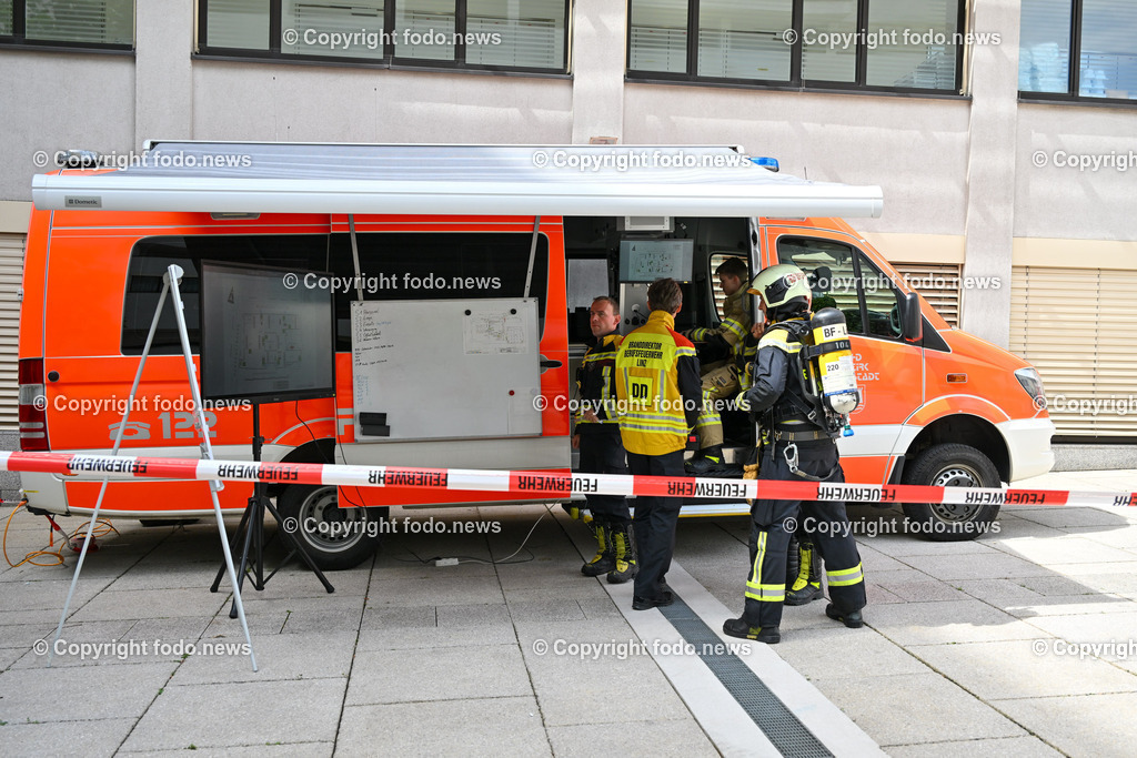 Krankenhaus der Barmherzigen Brueder_ Katastrophenuebung_ 12.06.2024-28 | 12.06.2024, Linz, AUT, Krankenhaus der Barmherzigen Brueder, Katastrophenuebung, im Bild Einsatzkraefte, Rettung der Patienten und Besucher, Feuerwehr, Aerzte, Personal
