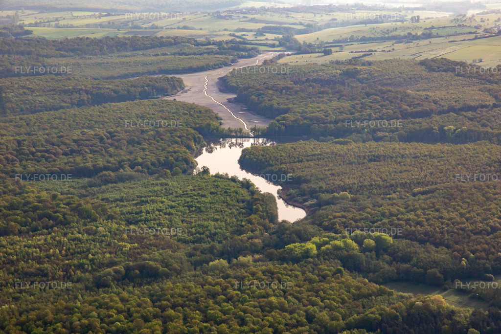 Luftbild: Gemein Weiher im Wald in Fénétrange im Bundesland Moselle in Frankreich. Foto: IMG_140604.jpg vom 01.05.2024 durch Werner Riehm/FLY-FOTO.de
