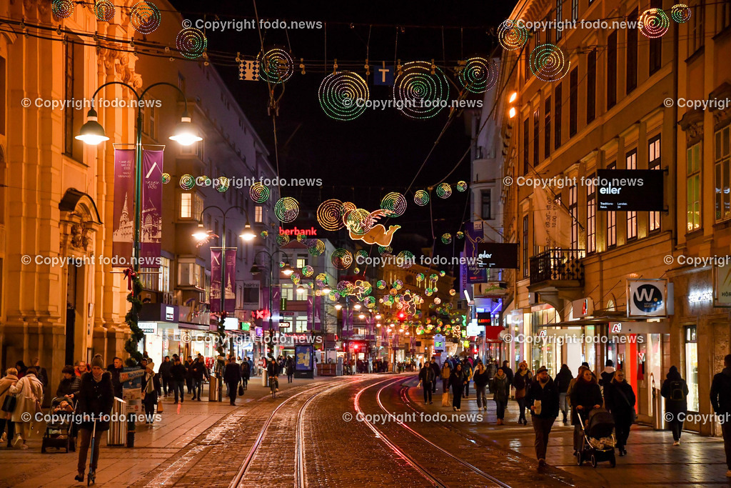 Landstrasse Linz_ Weihnachtsbeleuchtung 2022_ 23.11.2022-3 | 23.11.2022, Landstrasse Linz, AUT, Weihnachten 2022, im Bild Weihnachtsbeleuchtung, Weihnachten, Shopping, Einkauf, Geschenke, Menschen, Adventszeit, Advent, Freude