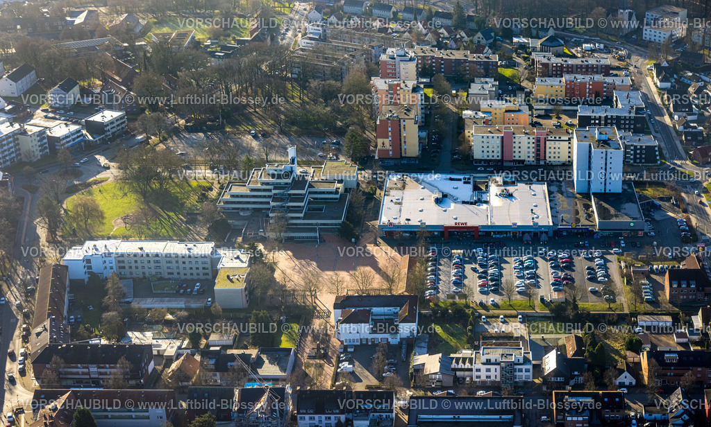 Hamm240100077 | Luftbild, Höveler Markt, Wohngebiet Hohenhöveler Hochhäuser und Waldstück An den Eichen, Kommunales Jobcenter Hamm AöR, Rathaus-Center Einkaufszentrum mit Supermarkt Rewe, DM, KiK und Lidl, Bockum-Hövel, Hamm, Ruhrgebiet, Nordrhein-Westfalen, Deutschland
