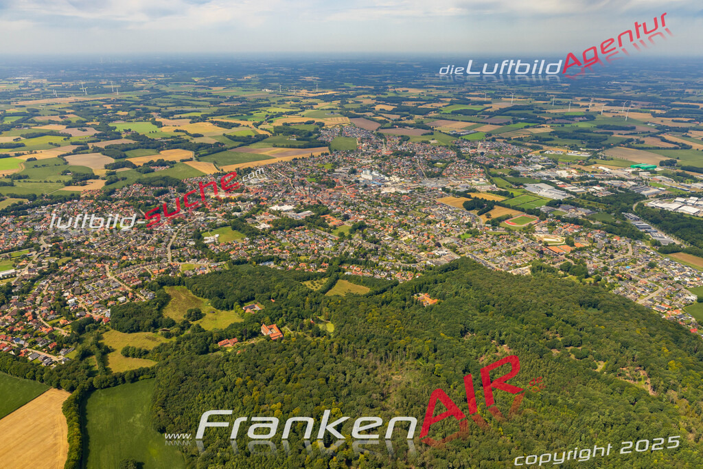 Luftbild der Stadt Dinklage - Die Luftaufnahme wurde 2025 vom UL-Flugzeug heraus erstellt ( keine Drohne ) - Hochauflösende Luftaufnahme - für professionelle Ausdrucke geeignet. Die Geschenkidee !Hier alle&nbsp;Infos zur Lizenzierung der LuftaufnahmeWir fliegen auch dieses Jahr wieder in Ihre Region um Luftbilder zu erstellen.- Luftbild anfragen
