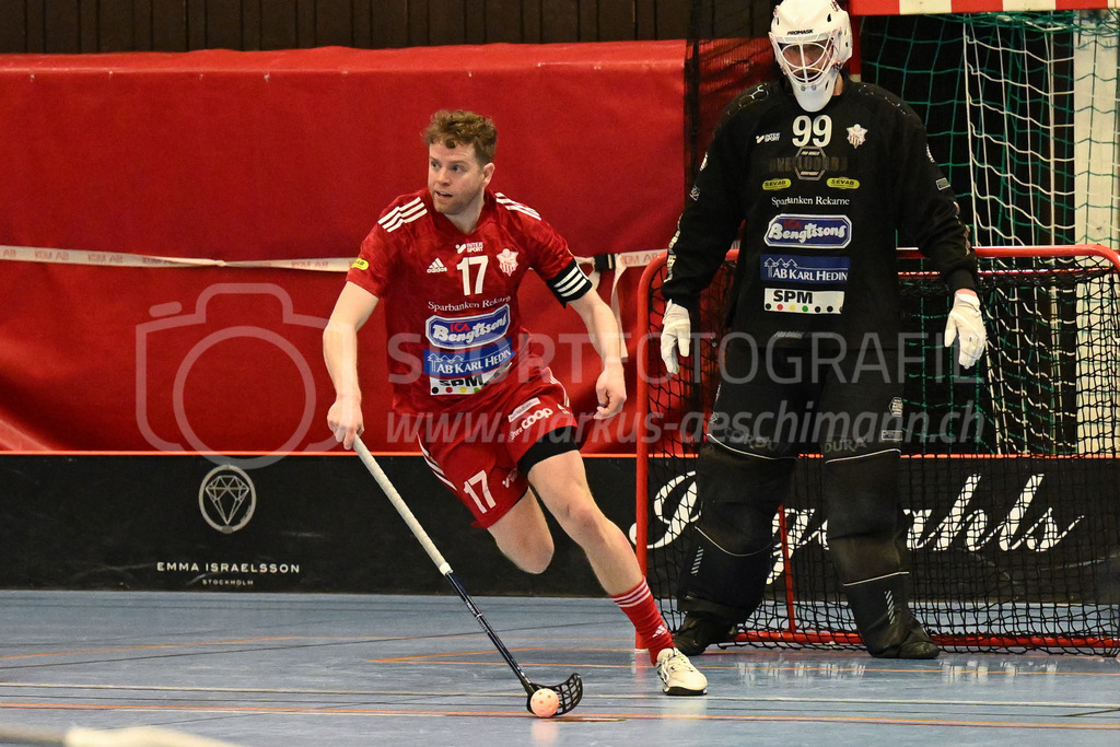 Strängnäs IBK vs FBC Kalmarsund Ungdom - 6. =January= 2024 | Strängnäs IBK vs FBC Kalmarsund Ungdom
Thomas Arena, Strängnäs
Kalle Karlsson K (#17 Strängnäs IBK) and Oskar-Viking Tjärnberg (#99 Strängnäs IBK).
Bild: Sportfotografie Markus Aeschimann | www.markus-aeschimann.ch - Realisiert mit Pictrs.com