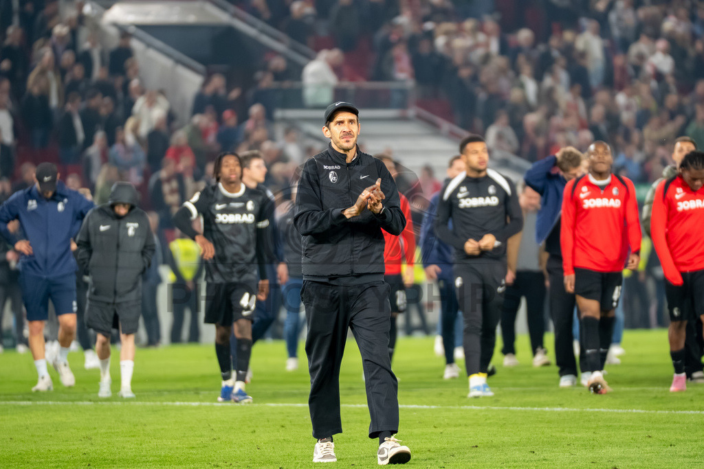 VfB Stuttgart vs. SC Freiburg, Fussball, DFB-Pokal, Halbfinale, 23.04.2026 | Julian Schuster (Trainer SC Freiburg) bedankt sich bei den Fans fuer/für den Support,VfB Stuttgart vs. SC Freiburg, Fussball, DFB-Pokal, Halbfinale, 23.04.2026DFB regulations prohibit any use of photographs as image sequences and/or quasi-video