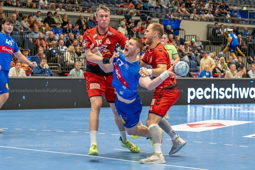 KKU15122401011 | 15.12.2024, xkkux, Handball, 2. HBL, Bergischer HC - VfL Lübeck-Schwartau, Mitsubishi Electric HALLE Düsseldorf, Saison 2024 2025: Johannes Wasielewski (BHC #77) gegen Ole Hagedorn ( VFL Lübeck-Schwartau 10)  und Paul Skorupa ( VFL Lübeck-Schwartau 14)