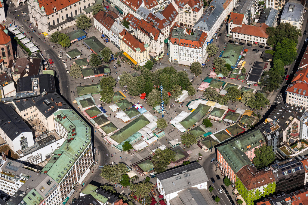 dr__dsc9170.jpg | MüNCHEN 07.05.2018 Verkaufs- und Imbißstände und Handelsbuden auf dem Viktualienmarkt in München im Bundesland Bayern, Deutschland. // Sale and food stands and trade stalls in the market place on Viktualienmarkt in Munich in the state Bavaria, Germany. Foto: Daniel Reiter