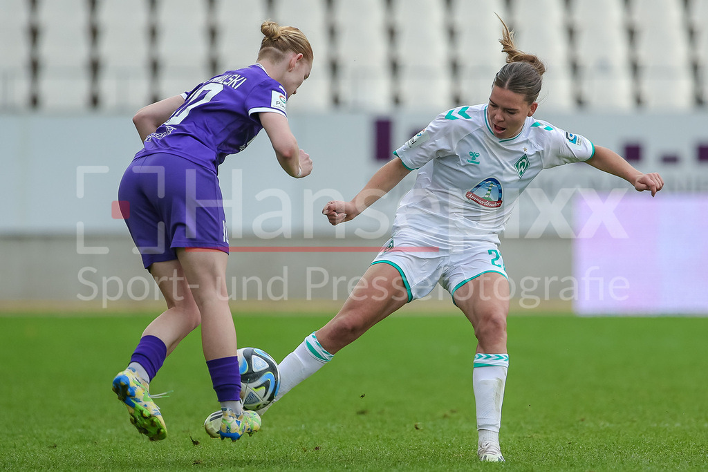 Fussball, Google Pixel Frauen-Bundesliga, SGS Essen - SV Werder Bremen | v.li.: Natasha Kowalski (SGS Essen, 10) und Juliane Wirtz (SV Werder Bremen, 28) im Zweikampf, Duell, Dynamik, Aktion, Action, Spielszene, DIE DFB-RICHTLINIEN UNTERSAGEN JEGLICHE NUTZUNG VON FOTOS ALS SEQUENZBILDER UND/ODER VIDEOÄHNLICHE FOTOSTRECKEN. DFB REGULATIONS PROHIBIT ANY USE OF PHOTOGRAPHS AS IMAGE SEQUENCES AND/OR QUASI-VIDEO.