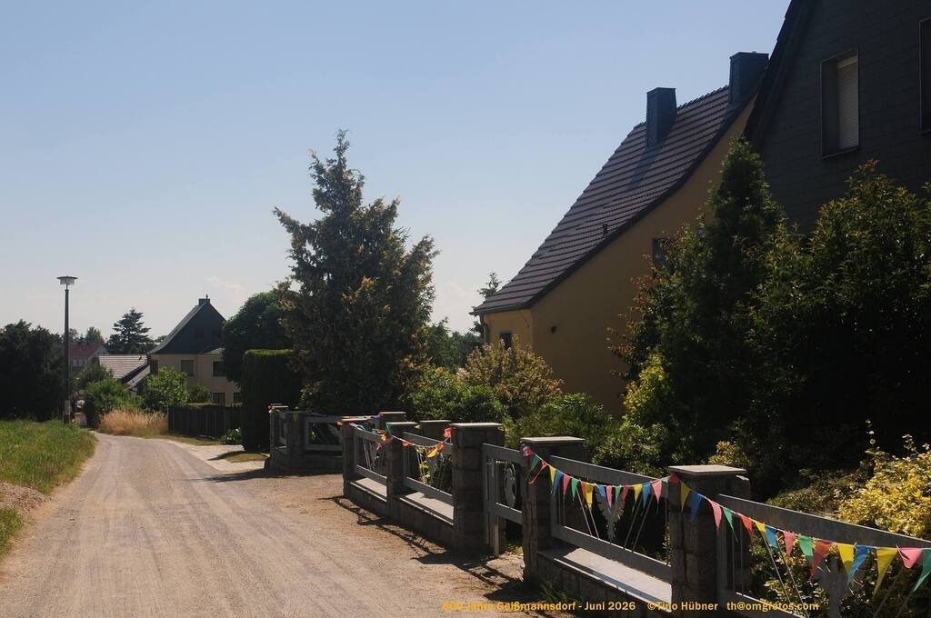 Geißmannsdorf-2026-Ortsbilder-638 | Geißmannsdorf bei Bischofswerda im Sommer 2026. Ein fotografischer Streifzug durch das Dorf Geißmannsdorf, mit Gebäuden, Straßen, Strohpuppen und geschmückten Vorgärten und Grundstücken anlässlich der 800-Jahr-Feier von Geißmannsdorf im Juni 2026 - Realisiert mit Pictrs.com