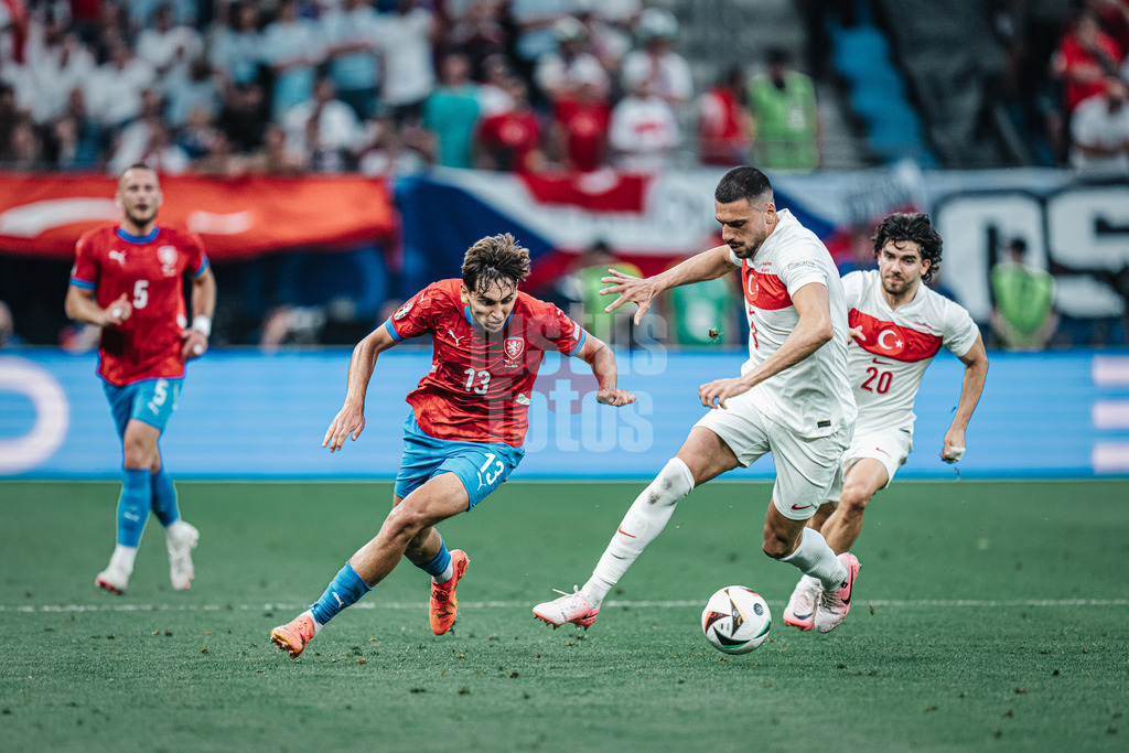Fußball | Herren | UEFA-Fußball-Europameisterschaft 2024 | Gruppe F | Tschechien vs. Türkei | 26.06.2024 | links Mojmir Chytil (#13, Tschechien) zieht vorbei an rechts Merih Demiral (#3, Türkei)