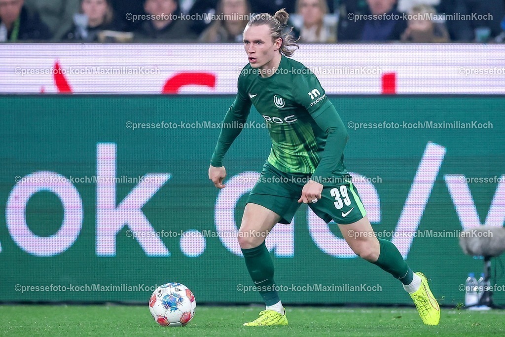 BMG13122502079 | 13.12.2025, Fußball, Borussia Mönchengladbach - VfL Wolfsburg, 1. Fußball Bundesliga, 14.Spieltag, Borussia-Park, Saison 2025 2026: Patrick Wimmer&nbsp;(VfL Wolfsburg #39)  DFB regulations prohibit any use of photographs as image sequences and or quasi-video.