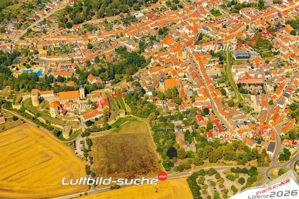 Luftbild der Stadt Querfurt - Das Luftbild wurde 2025 vom UL-Flugzeug heraus erstellt ( keine Drohnenaufnahme ) - Hochauflösende Luftaufnahme - für Wandbilder und großformatige Ausdrucke geeignet. Das besondere Geschenk!Hier alle&nbsp;Infos zur Lizenzierung der LuftaufnahmeWir fliegen auch dieses Jahr wieder in Ihre Region um Luftbilder zu erstellen.- Luftbild anfragen