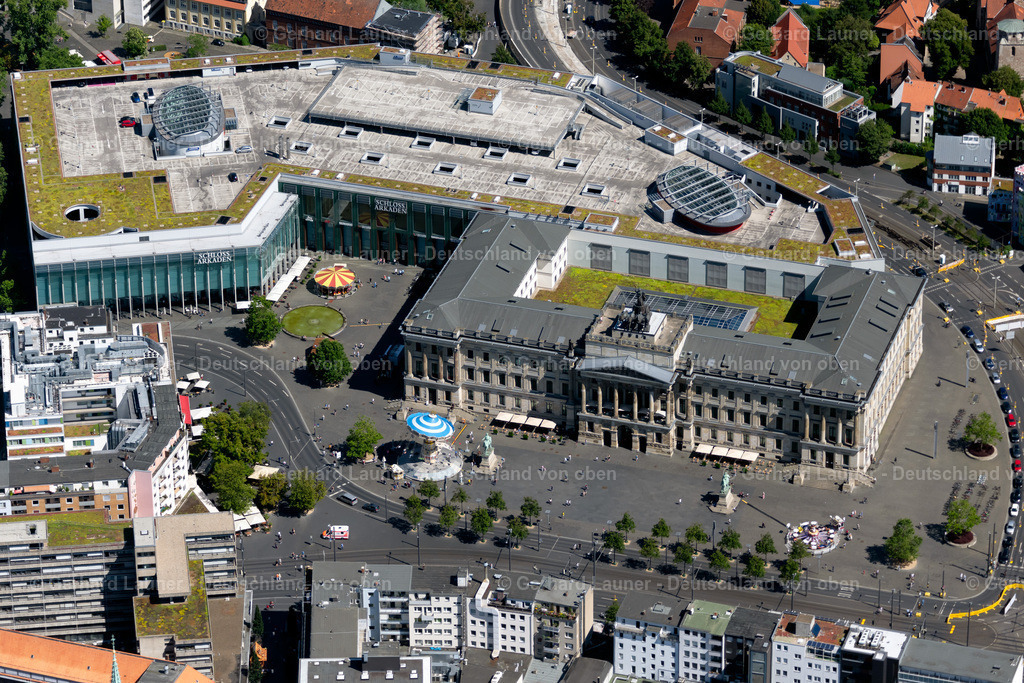 4036272 | BRAUNSCHWEIG 31.07.2020 Gebäude des Einkaufszentrum Schloss-Arkaden Braunschweig am Ritterbrunnen in der Altstadt in Braunschweig im Bundesland Niedersachsen. Eigentümer und Betreiber ist die ECE Projektmanagement G.m.b.H. &amp; Co. KG. Weiterführende Informationen bei: ECE Projektmanagement G.m.b.H &amp; Co. KG,  GEZE GmbH,  HOCHTIEF Aktiengesellschaft AG,  alsecco GmbH,  gs-Shopping Center Consulting + Design Dipl.Des. (FH) Gisela Simon. // Building of the shopping center Schloss-Arkaden Braunschweig am Ritterbrunnen in der Altstadt in Braunschweig in the state Lower Saxony. Further information at: ECE Projektmanagement G.m.b.H &amp; Co. KG,  GEZE GmbH,  HOCHTIEF Aktiengesellschaft AG,  alsecco GmbH,  gs-Shopping Center Consulting + Design Dipl.Des. (FH) Gisela Simon. Foto: Gerhard Launer