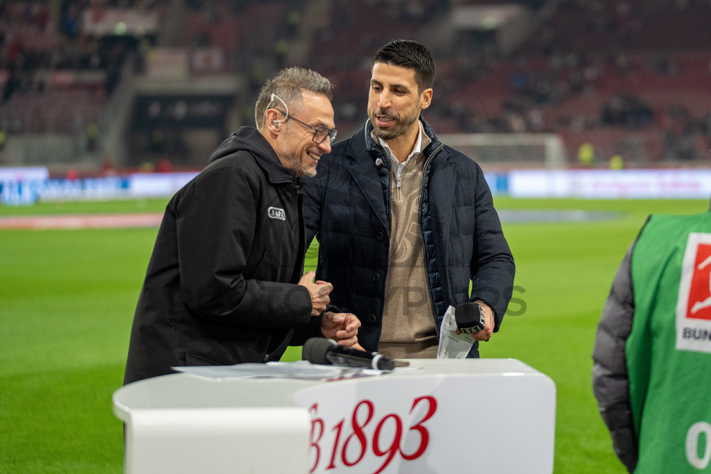VfB Stuttgart vs. RB Leipzig, Fussball, 1. Bundesliga, 26. Spieltag, 15.03.2026 | Holger Laser (Stadionsprecher VfB Stuttgart) mit Sami Khedira,VfB Stuttgart vs. RB Leipzig, Fussball, 1. Bundesliga, 26. Spieltag, 15.03.2026Foto: photosbyphips/Philip Ziegler