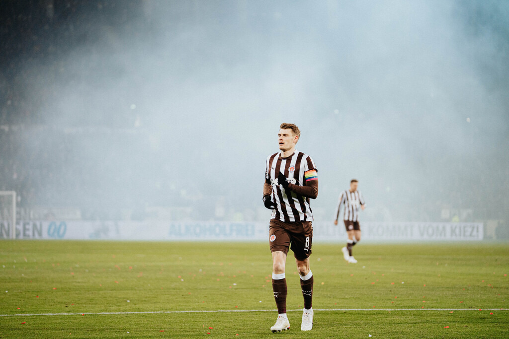 FCP01636 | Der offizielle Shop für FC St. Pauli Fotos. Wähle aus Spielszenen & Fanmomenten dein FCSP Wunschformat. Wir liefern Millerntor-Atmosphäre.
